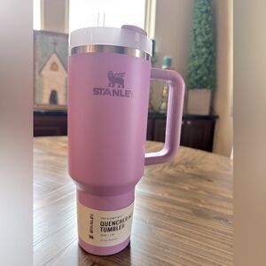 Stanley Quencher H2O Tumbler
40oz Lavendar Cup new is with original packaging